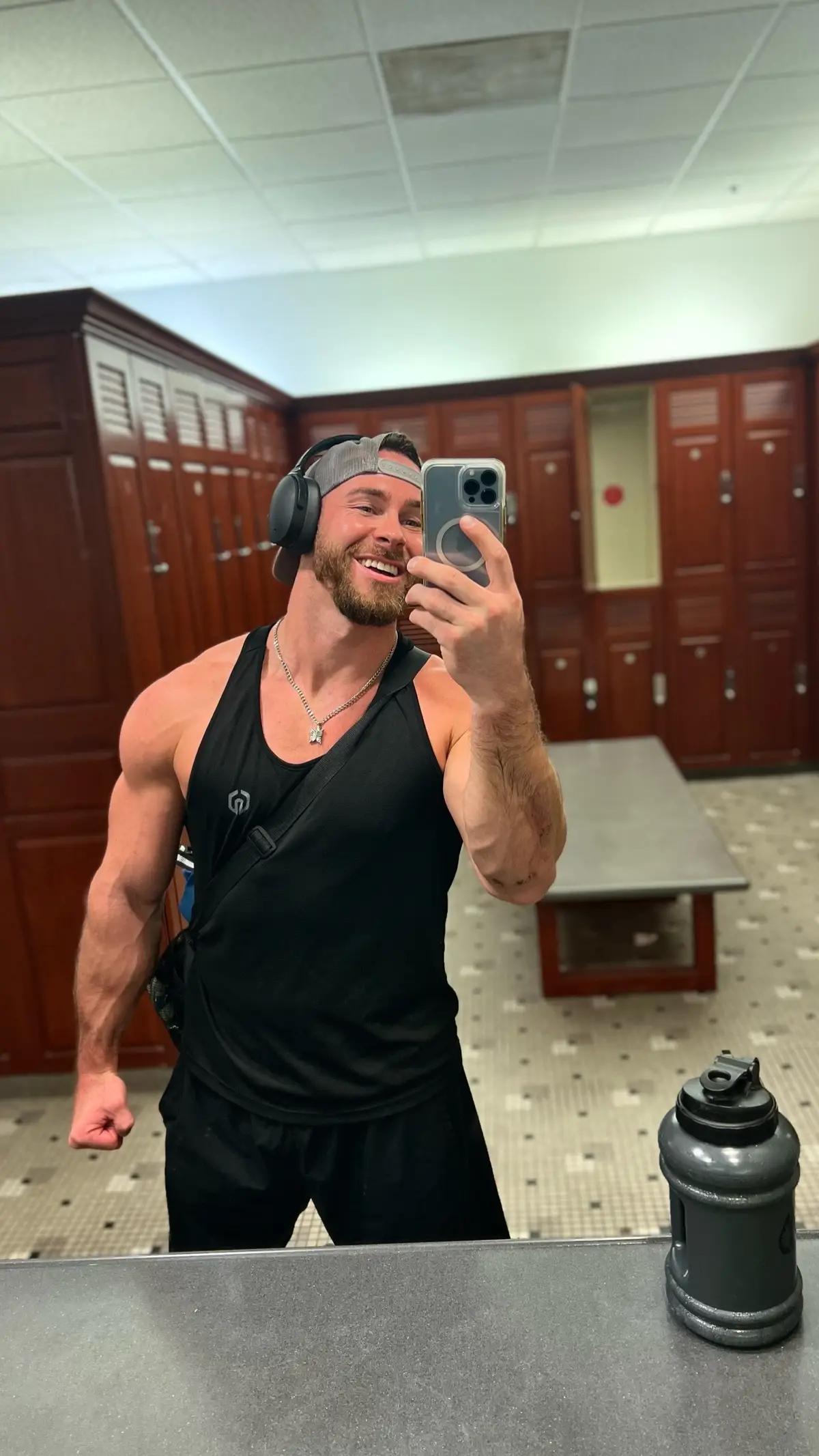 They’re all pretty similar…UNTIL that last one 😏 #flex #gym #workout 