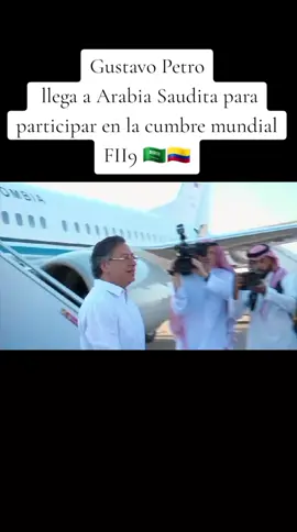 El presidente @petrogustavo llegó a Riad, Arabia Saudita, donde liderará una agenda en la cumbre FII9, un foro global que reúne a los líderes más influyentes del mundo. 🌎 💬 Su participación busca impulsar el crecimiento sostenible y fortalecer la presencia internacional de Colombia. 🇨🇴 Un paso más hacia una política exterior con voz propia y visión global. #GustavoPetro #FII9 #ArabiaSaudita #LíderMundial #ColombiaEnElMundo