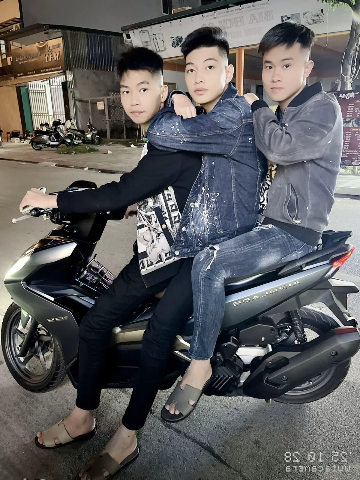 Cuộc đời dạy tôi một điều: Đừng sợ lẻ loi, hãy tập đứng vững một mình. Vì lòng người đổi thay nhanh như một cơn gió. Hôm nay nâng bạn lên tận mây xanh, ngày mai bỏ bạn dưới đáy vựng. Đó chính là bản chất của cuộc sống. #xuhuong #nta 