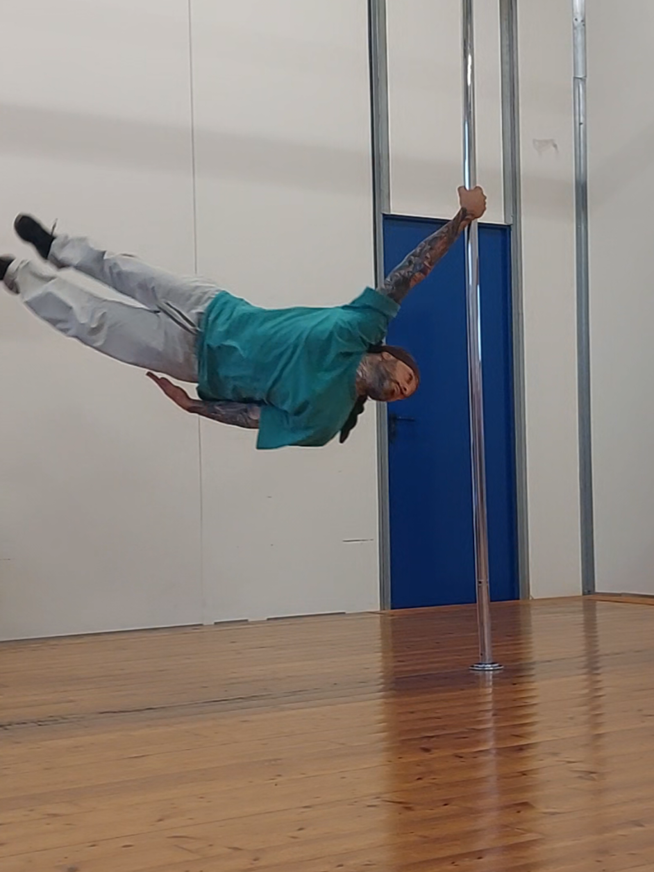 Voglio volare 🪽 #polecombo #staticpole #poletrick #poleartist #poleart 