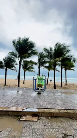 Dù ngoài kia giông bão ra sao , ta vẫn cứ lạc quan yêu đời ... #phuotbui #trip #bienmykhedanang #danang #songnhunguoidanang 