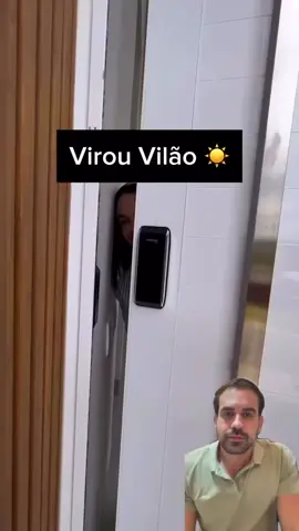 Tudo lindo até o sol começar a castigar o interior da casa🌞🔥 Muita esquadria de vidro no lugar errado pode virar dor de cabeça. Hoje em dia existem películas que prometem até 80% menos raios UV, mas sinceramente? 🤔 Alguém já testou e pode confirmar se funciona mesmo? 👇