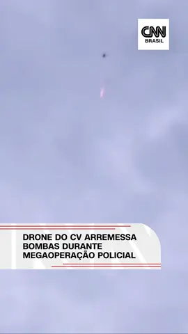 RIO DE JANEIRO: Um vídeo obtido pela CNN Brasil mostra um drone de criminosos do CV (Comando Vermelho) arremessando bombas na região do Complexo da Penha. A ação dos integrantes da facção aconteceu durante a megaoperação policial na região, nesta terça-feira (28), que busca prender lideranças criminosas após mais de um ano de investigação. Os policiais tentam cumprir 100 mandados de prisão contra integrantes do CV — entre os alvos, 30 são de outros estados, com destaque para membros da facção no Pará, que estariam escondidos nessas regiões. #TikTokNotícias #CNNAoVivo #RioDeJaneiro 