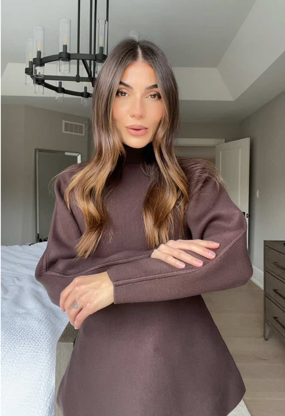 but how stunning is this shape?! 🤌🏼 @Aritzia #fallfashion #styleinspo #aritzia #chocolatebrown 