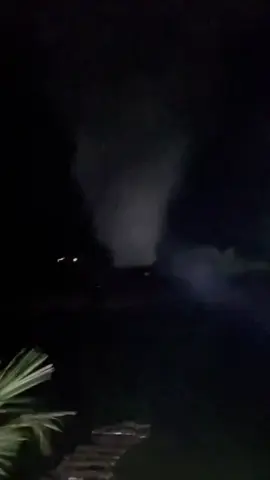 Cà Mau: Kinh Mới, Thanh Tùng - Trời đang yên lành phát lên vậy đó, mọi người cẩn thận. Vòi rồng 22h  Vid | Huỳnh Dương ( sân bóng trường giang ) #camau #voirong 