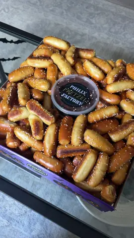 No Halloween party is complete without a Spooky Box from Philly Pretzel Factory @Philly Pretzel Factory 🎃 the Spooky Box can feed 20-25 people and comes with 3 dips. I loved the fall inspired dips 