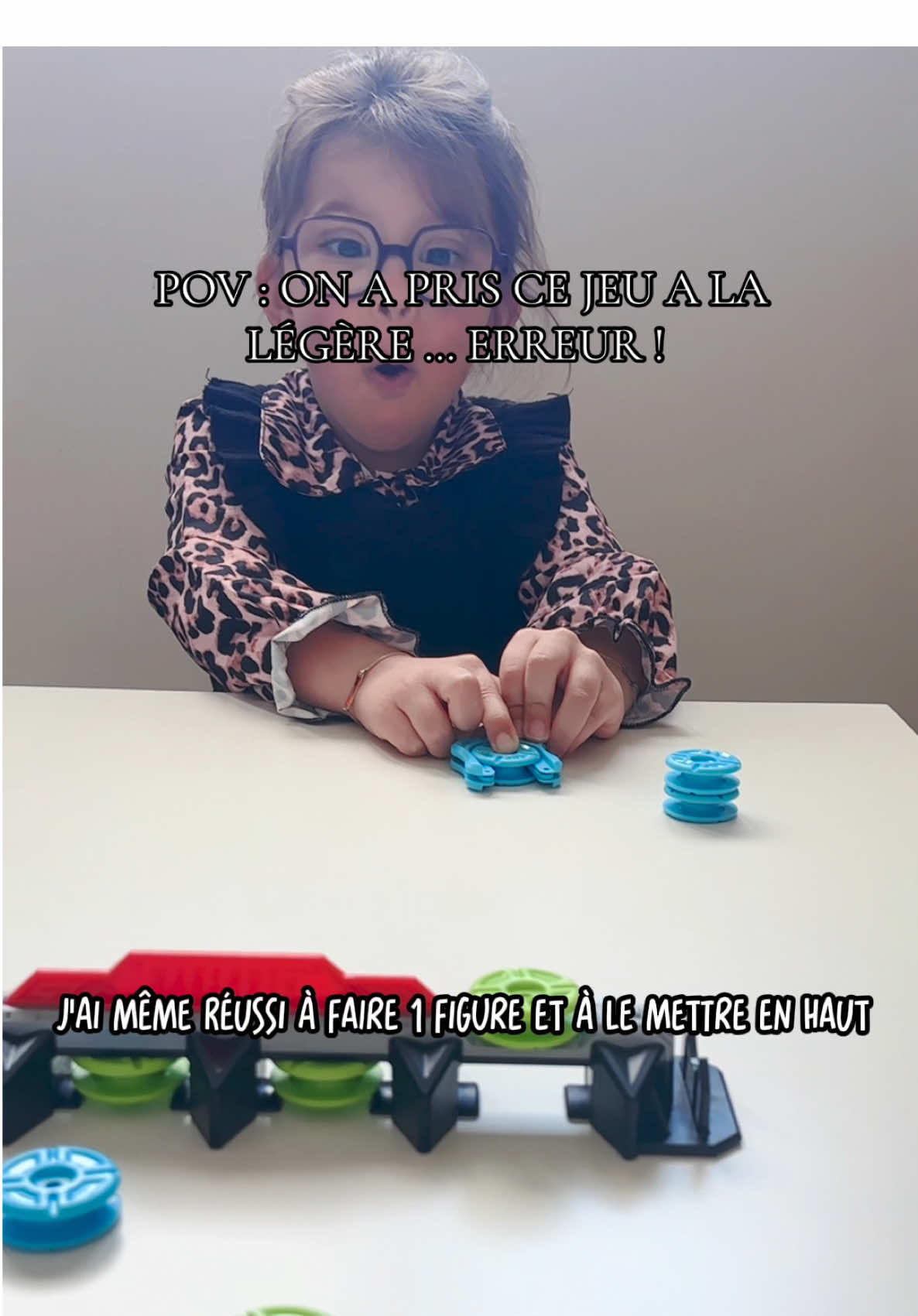 Je pensais qu’on allait juste tester un nouveau jeu d’adresse… et finalement on a déclenché le duel du siècle 😅  🎯 Le Magshuto, c’est simple : tu vises, tu tires, et tu pries pour que ton pod reste accroché 😆 Résultat : fous rires, esprit de compétition et une revanche déjà programmée 🔥 Franchement, validé à 100% pour les soirées en famille 💪 #magshuto #jeufamille #challengefamille #momlife #momentfamille @Fat Brain Toys @fatbraintoys_france 