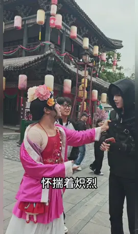 The knife, which could have been pulled out, got stuck due to fear.#viral #funnyvideos #cover 