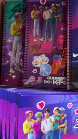 ✨Chegaram as Guerreiras do K-pop✨ Cadernos lindos, poderosos e cheios de atitude disponíveis aqui na loja! Quem aí já quer o seu?  #guerreirasdokpop #golden #dorameira #netflix #kpop 