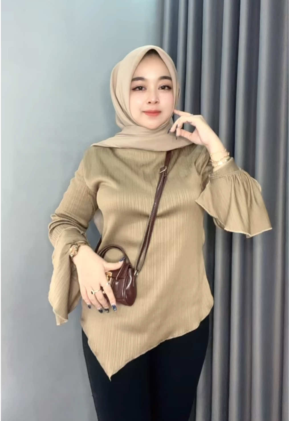 Cantik bgt bajunya 🤎🫧 #ootdhijab #outfitsimple 