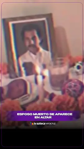 Le aparece su esposo fallecido mientras le ponía su altar 💀🕯️ Un video viral en redes muestra a una mujer armando el altar de su difunto esposo… hasta que él aparece sonriendo ante la cámara. Usuarios debaten si fue real o un montaje. 😱📱🪦