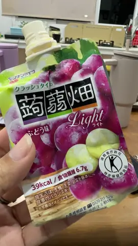 อันนี้โครตอร่อย เอามาแช่ฟรีซวางให้ละลายนิดนึงแล้วกิน ชื่นใจหอมกลิ่นองุ่นมาก  มันมีบุกคล้ายเนื้อองุ่นกึบๆดีมาก อยากกินอีก #ขนมญี่ปุ่น #ญี่ปุ่น #เที่ยวญี่ปุ่น 