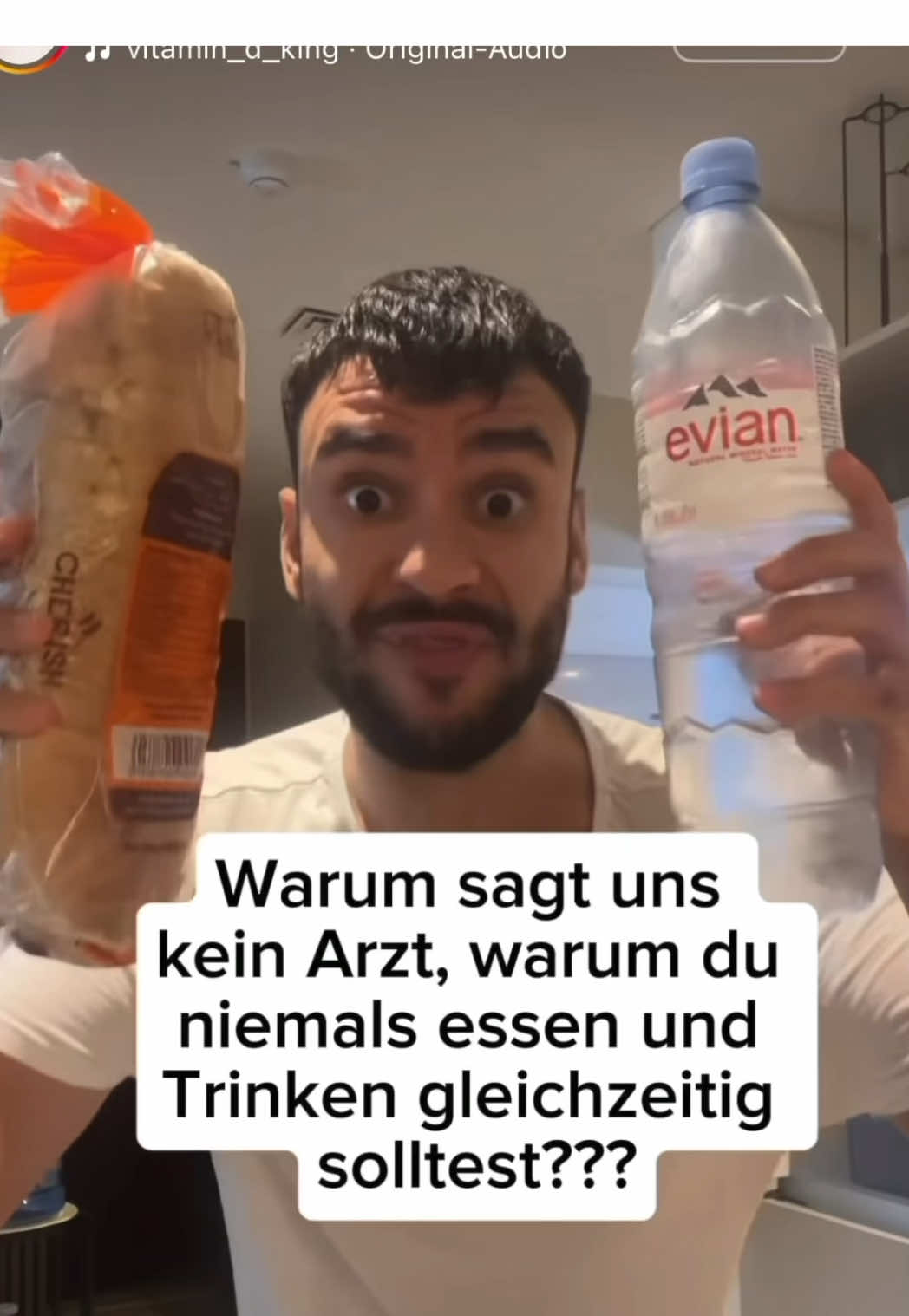 Wie, wann und was du trinkst, kann tatsächlich indirekt Einfluss auf deine Verdauung nehmen, aber nicht über die Magensäure, sondern über dein Verhalten. Wer zu wenig trinkt, hat oft zähflüssigere Verdauungssäfte, eine trägere Darmbewegung und neigt eher zu Verstopfung. Optimal ist eine tägliche Trinkmenge von etwa 30–35 ml pro Kilogramm Körpergewicht, verteilt über den Tag, nicht auf einmal. Zu kalte Getränke können die Magenentleerung kurzzeitig bremsen, während lauwarme Flüssigkeiten sie etwas beschleunigen. Der häufigste Fehler ist nicht wann man trinkt, sondern wie viel bzw. wenig. #fyp #health #Science #nutrition #Fitness