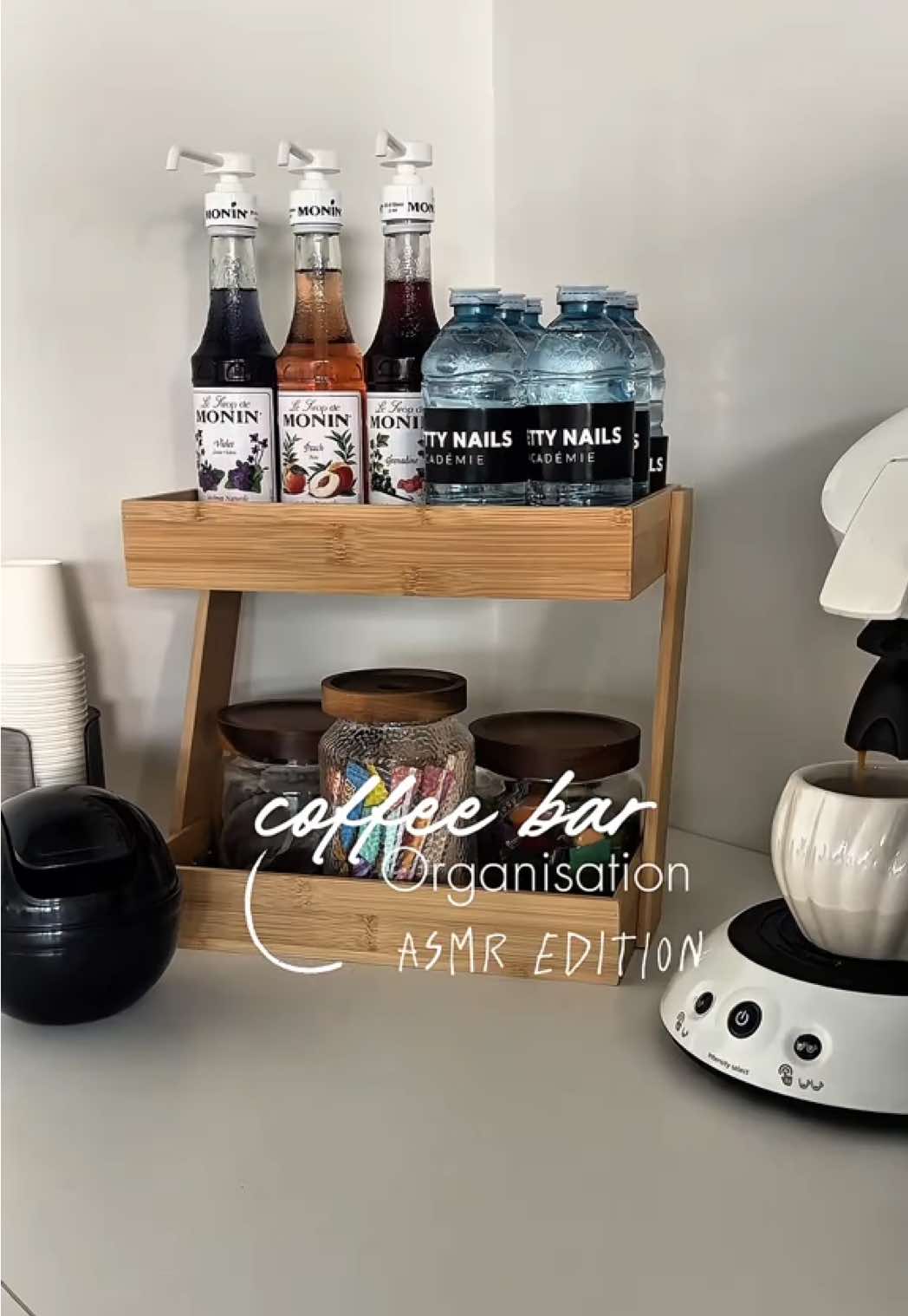 Si ta salle de formation avait un bar à café comme celui-là… tu viendrais motivé tous les matins non ? 😌☕ #asmr #formation #prettynails #coffeebar #strasbourg 
