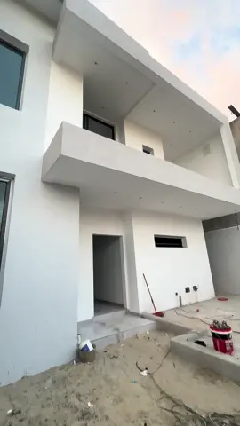 En vente  deux duplex situé à angré djorobité avec un accès facile  Nouvelle construction en cours de finition  Sur une superficie de 300m2  Finition total prévu pour 2 mois au plus  Visite possible sur rendez-vous avec les frais 10.000 fr Cel:07-77-15-28-36