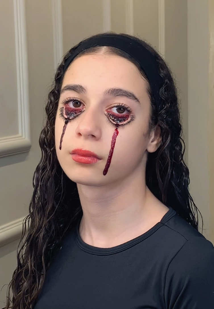 Maquiagem de Halloween usando cílios postiços e sangue falso 🎃🩸👻 #halloween #makeuptutorial #makeup #sanguefalso #halloweenmakeup 