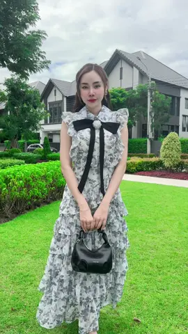 ชุดแรรสขนมชั้นรุ่นขายดี รอบนี้มาเป็นลายลิมิตเต็ดลายดอกกุหลาบสีดำตัดลงบนพื้นขาว งานสวย ดูดีมาก #ชุดเดรส #เดรสยาว #ชุดงานสีดํา #btstudio 