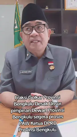 Fraksi Golkar Desak Unsur Pimpinan Dewan Segera Proses Surat PAW Ketua DPRD Provinsi dari DPP. // BENGKULU - Fraksi Partai Golkar DPRD Provinsi Bengkulu mendesak unsur pimpinan dewan segera memproses surat Pergantian Antarwaktu (PAW) Ketua DPRD sesuai keputusan DPP Partai Golkar. Surat resmi Fraksi Golkar yang ditandatangani Ketua Fraksi itu meminta agar Ketua DPRD menindaklanjuti keputusan DPP yang menetapkan Samsu Amanah menggantikan Sumardi sebagai Ketua DPRD Provinsi Bengkulu sisa masa jabatan 2024–2029. Sekretaris DPRD Provinsi Bengkulu, Mustarani Abidin, membenarkan telah menerima surat tersebut dan telah meneruskannya kepada Ketua DPRD.  Tahapan PAW akan dimulai dengan pembacaan surat dalam rapat paripurna terdekat, kemudian dijadwalkan pembahasan oleh Badan Musyawarah DPRD sebelum diteruskan ke Kementerian Dalam Negeri melalui Gubernur Bengkulu. Surat DPP Golkar bernomor B-793/DPD/Golkar/X/2025 yang ditandatangani Ketua Umum DPP Golkar Bahlil Lahadalia menetapkan Samsu Amanah sebagai Ketua DPRD Bengkulu menggantikan Sumardi.