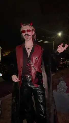 What do you mean you’re “The Devil Wears Prada” and Valak For Halloween? 😈✝️ That’s just how @marissa 🧷 and I do Halloween love you queen 💋💅 #thedevilwearsprada #theconjuring #valak #halloween #costumeparty  @4 Non Blondes @Nicki Minaj 