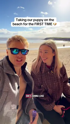 I think she officially LOVES THE BEACH 🏖️ 🐶 #foryou #viral #puppy #couple #dog 