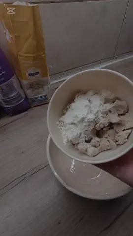 Krofne na starinski način,mekane,vazdušaste. Brašno iz @lidlsr najboljeg kvaliteta 100%🍩🩷 300ml mleka 1 sveži kvasac 700g brašna,najbolje pomešati tip 400i500 3 kasike ulja 2 kasicice soli  1 kasikica secera 2 umucena jaja 3 kasike masti za pečenje ili ulje jedna srednja šolja pola šolje mlake vode POSTUPAK(vazno je pratiti korake) svezi kvasac staviti u mleko sa kasikicom secera i brasna,ostaviti da lepo nadodje(10tak min) U posudu staviti brasno,jaja,so i ulje i potom nadosli kvasac. Mešati varjacom ili sa necim laganim,NE SME rukama!!Mesati i dodati vodu treba da bude lepljivo testo.Polako stavljati brasno i nastaviti mesati dok se ne bude tvrdja lepsa tekstura testa.Malo nauljiti ciniju i testo,posuti malo brasna od gore.Ostaviti na toplom mestu testo ne sme da se 