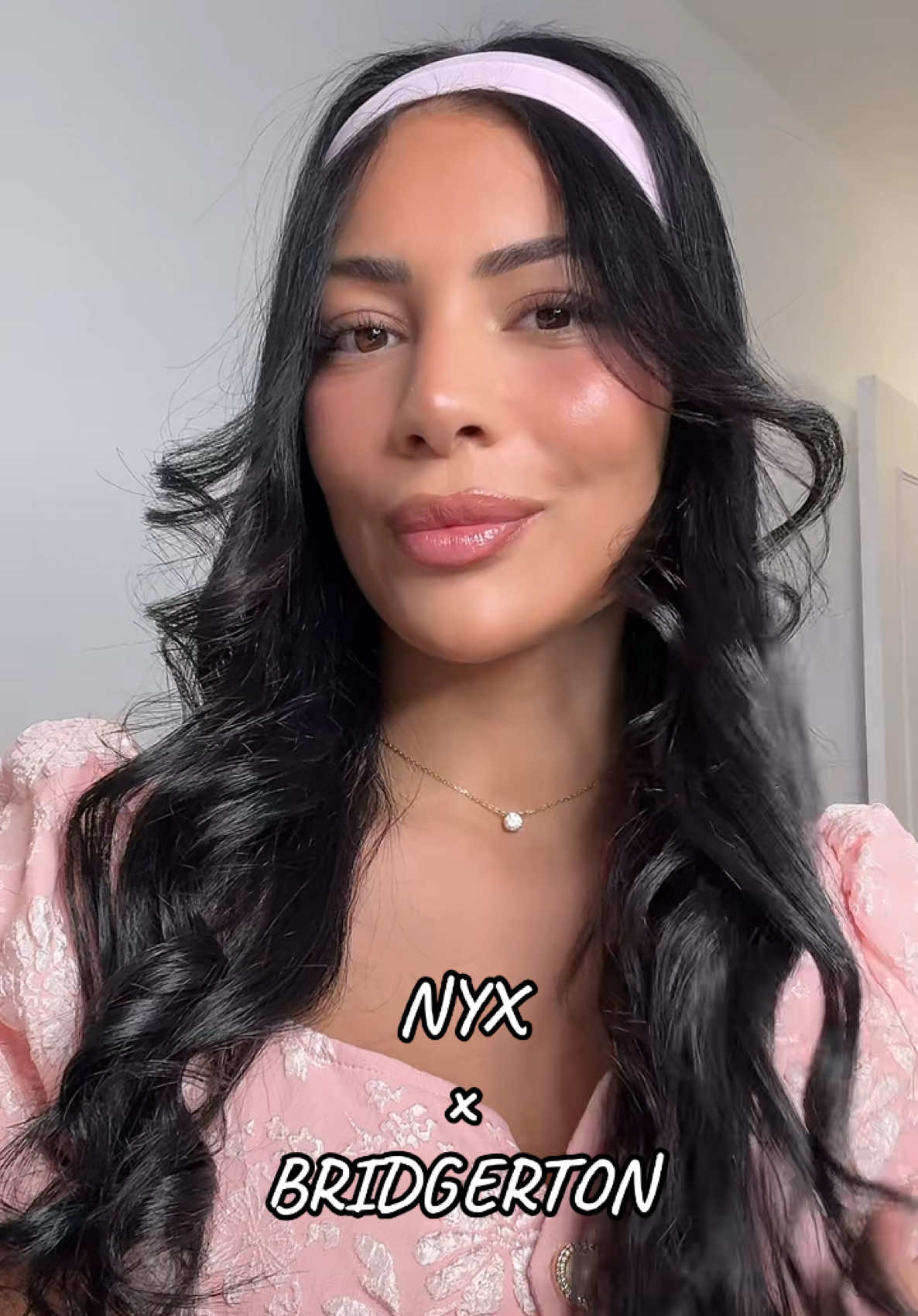 En partenariat avec Nyx Professional Makeup 💕 Incroyable la collection @NYX COSMETICS FRANCE x BRIDGERTON 😍 royal highlighter , royal gloss et halloween liner ! #collaboration #makeup #nyx 