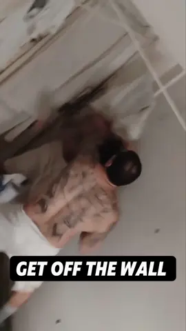 Never fight against a wall! #mma #boxing #UFC #muaythai #combat 