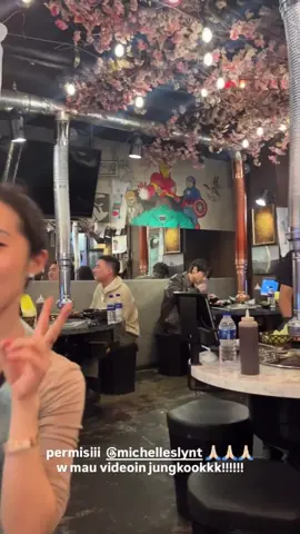 Uma fã tirou uma foto com o Jungkook em um restaurante de churrasco. 👤: Embora eu tenha saído feia, isso não importa, o importante é que eu tenho uma foto com o Jungkook! (Minhas mãos tremiam quando eu tirei a foto). #JK #army #bts #jungkook 