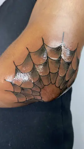 tatuagem de teia de aranha no cotovelo 🕸️🩸 . . . #tatuadora #fyp #tattooartist #oldschool #homemaranha 