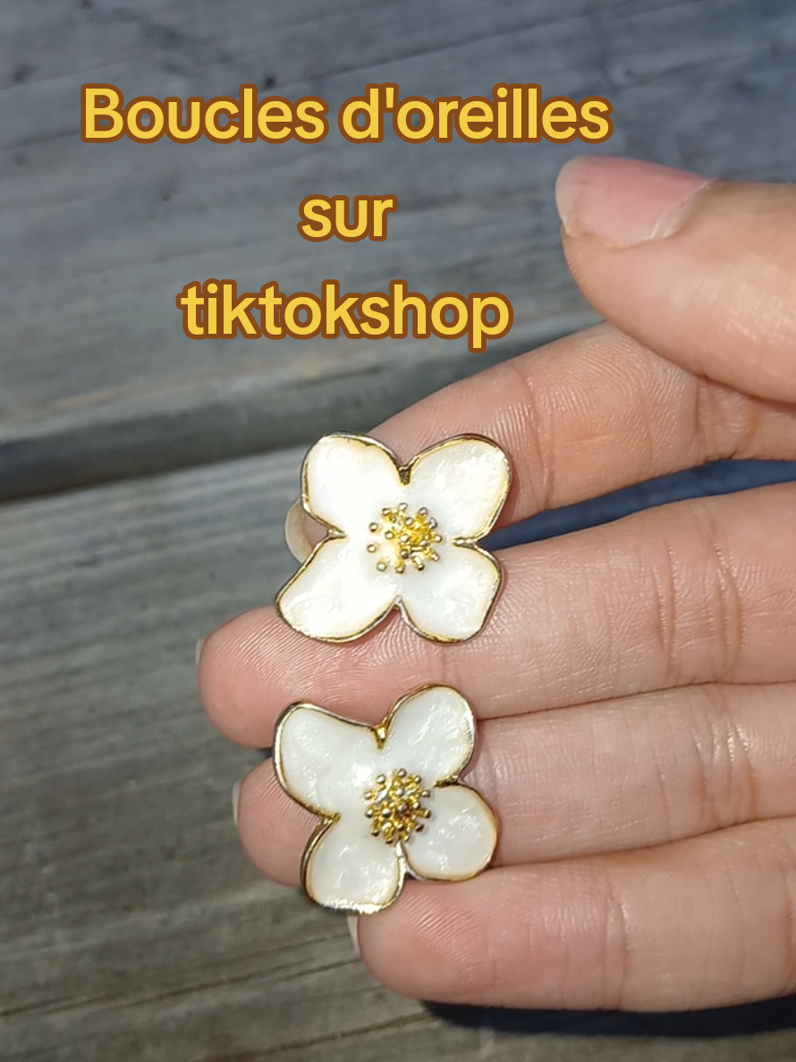 Boucles d'oreilles  en forme fleur #bouclesdoreilles  #boucledoreille #bijoux #tiktokshop #offrespourtoi 