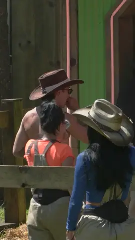 Mi peón #SergioMori quiso ser el primero en pasar para aplicar lo aprendido con #Canelo, el caballo de la granja 🐴 Lunes a viernes 9:00 p.m. por Azteca UNO Domingo La Gala 8:00 p.m. por Azteca UNO #LaGranjaVIP 🌾 transmisión 24/7 en #DisneyPlus, vive la experiencia completa.