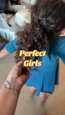 ✨ Award-winning curls, every time! 🌀 The Rizos Curls Curl Defining Cream gives you soft, bouncy, frizz-free curls with Coconut Oil, Shea Butter & Aloe Vera. No crunch, no weight… just shine & definition! 💛 #RizosCurls #CurlDefiningCream #FrizzFreeCurls #CurlyHairCare #BouncyCurls