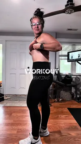 20 months postpartum and each day I’m getting stronger 💪🏼🖤 Shout out to the mommas prioritizing their wellness and for those who need guidance I’m here 🖤 #postpartummom #momswholift #wellnessbusiness #toddlermom 