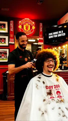 Being a Manchester United fan isn’t easy, huh @TheUnitedStrand ? 😅 3/5… is it finally time for the big moment? Is the gaffer really going to give him the haircut himself? ✂️🔴