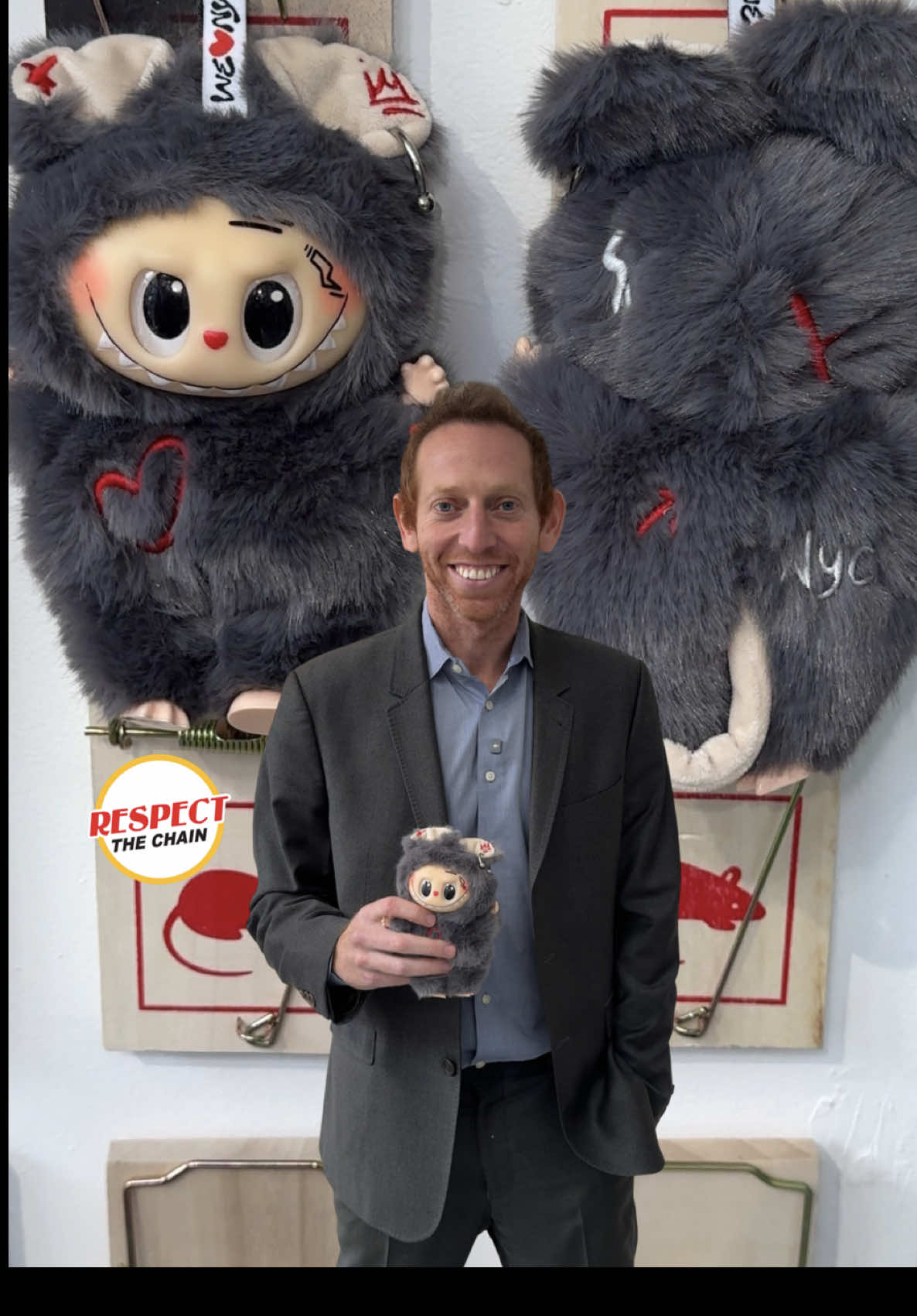 There are around 3 million rats to 8 million people in NYC 🐀 — that’s 37.5% rat-to-human 😳 So yeah… a rat collectible taking over the city just makes sense 😂 Meet RATBUBU — a creepy-cute Labubu turned NYC street rat 💀 The SoHo pop-up sold out its first 300 toys in one night — would you line up for one?👇 Respect the Chain with Sam E. Goldberg #Ratbubu #NYCHalloween #Labubu #NYCpopup #RespectTheChain