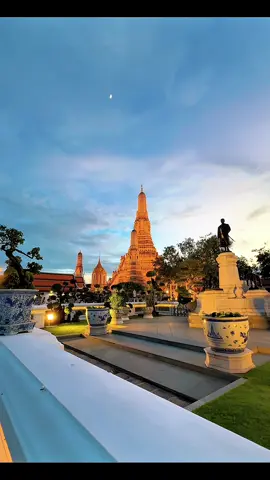 บรรยากาศด้านบนของพระปรางค์วัดอรุณและพระบรมราชานุสาวรีย์พระบาทสมเด็จพระพุทธเลิศล้านภาลัยรัชกาลที่2 ซึ่งได้จัดสร้างในปี2539 ประดิษฐานบริเวณสวนหย่อมของพระปรางค์ ผินพระพักตร์สู่แม่น้ำเจ้าพระยา#CapCut #วัดอรุณ #วัดอรุณราชวรารามราชวรมหาวิหาร #watarun #เที่ยวไทย 