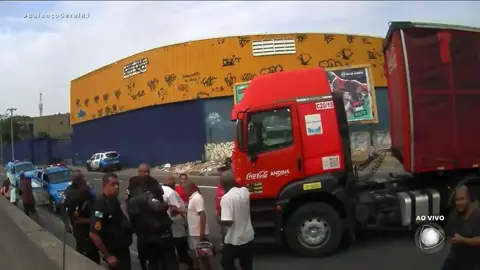 🚨Megaoperação no quartel-general do Comando Vermelho — os complexos da Penha e do Alemão: narcoterroristas mandaram atravessar uma carreta na Avenida Brasil, altura do Complexo da Maré. #BalançoGeralRJ 📽️ Reprodução/Record Rio