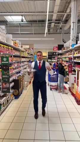 ✨En el servir a los demás el permiso y la elegancia van cogidos de la mano✨ #venturascristian #arte #de #service #vira 