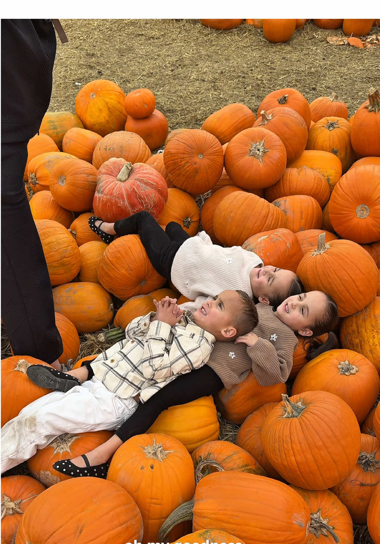 See what it’s really like getting ready for family photos 👀🍂 As much as I love having photos of the fam, its always seems to be a last-minute chaotic rush to get ready. So we decided to make it even more stressful by filming the process. Haha! I do have to say that it’s always worth it in the end. Seriously can’t wait to share this photo sesh with you!! #familyphotos #grwm #pumpkinpatchphotoshoot #btsfamily #fallphotos  @Rachel Henderson 