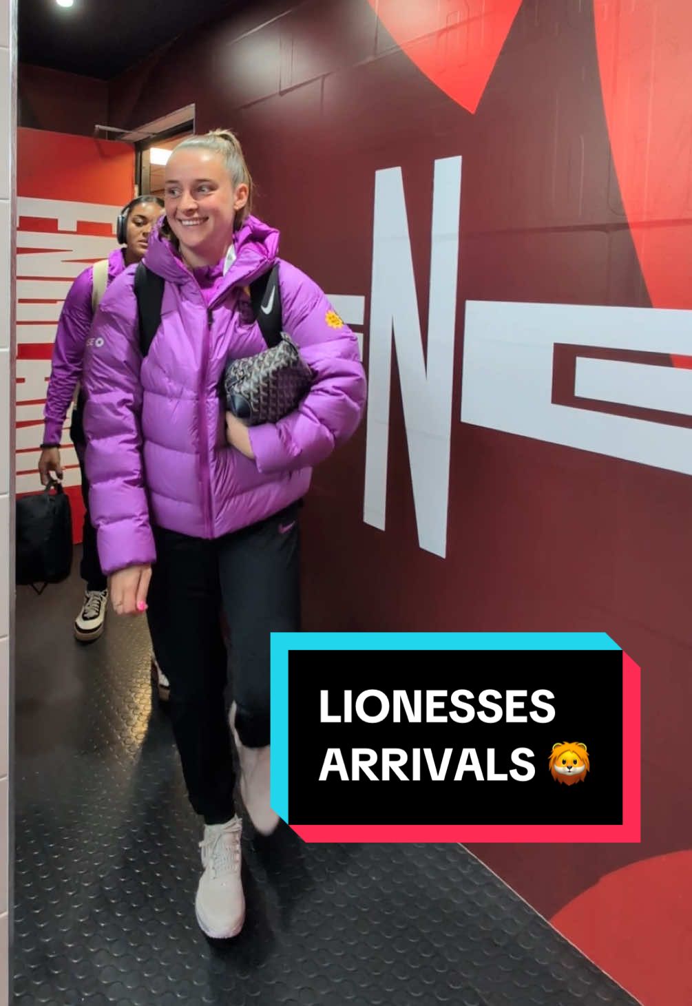 Tooney picked the arrival song 💯 #england #Lionesses #ellatoone #EnglandvsAustralia 