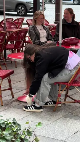 Such a kind heart some people have! 💕 #amalsocialexperiment#france#paris#laces#shoe 