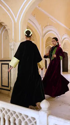 انغمسي في فخامة حصرية مع مجموعتنا المخملية الجديدة. كل قطعة هي تحفة فنية تجمع بين النسيج الغني للمخمل المطبوع وجمالية التطريز المتقن.