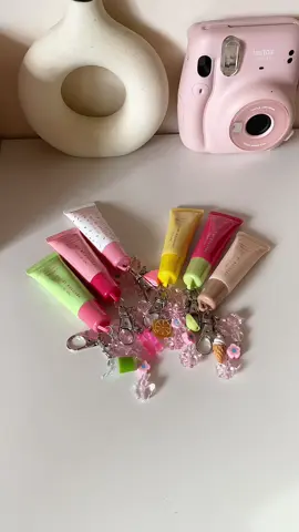 #outofcolours #ooclipbutter #lipbutterbalmoutofcolours #lipbutter #liptreatment 