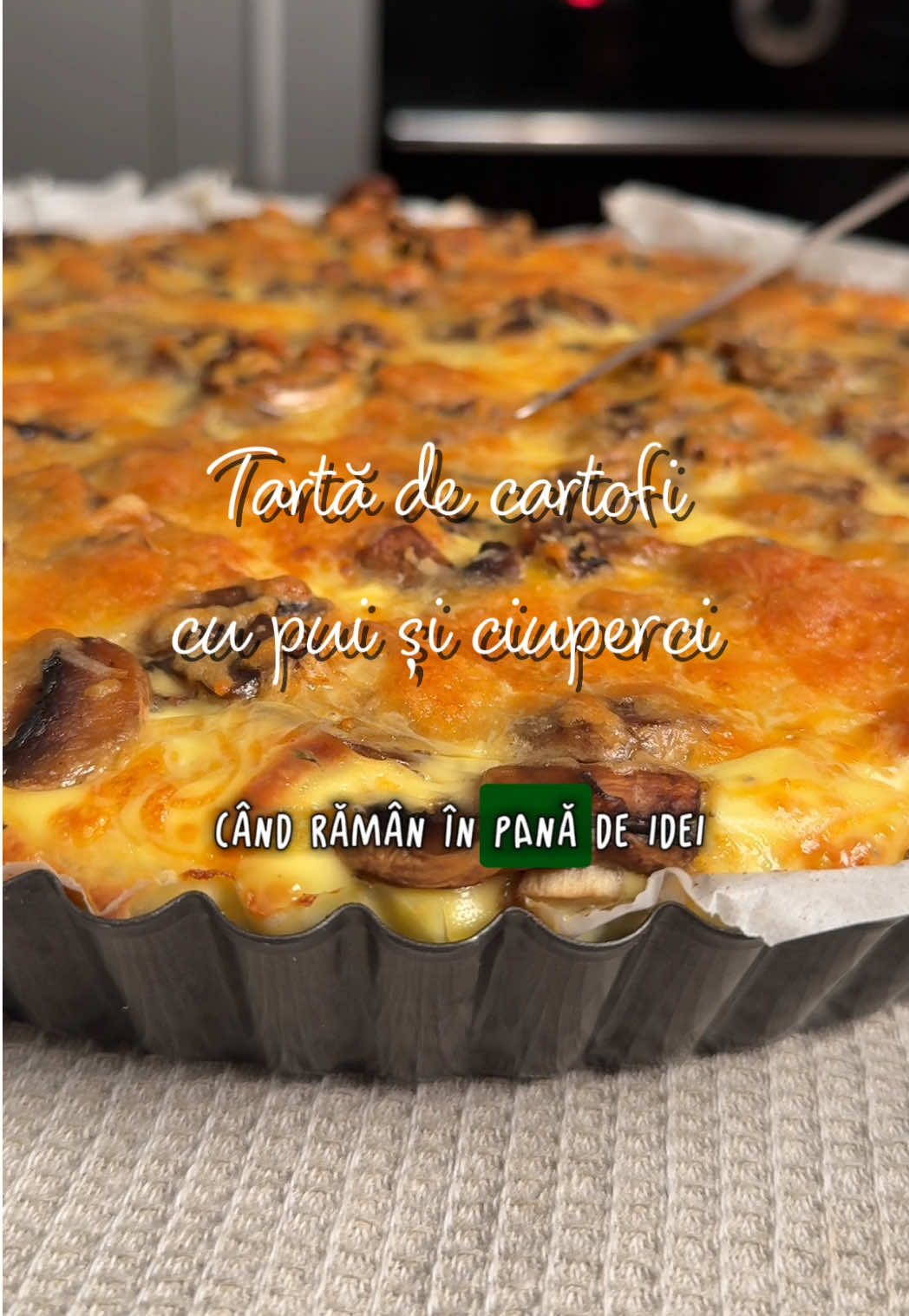 Tartă de cartofi cu pui și ciuperci 🍄‍🟫🍄 Când rămân în pană de idei, această rețetă mă salvează de fiecare dată 😁 se pregătește atât de ușor și e delicioasă 🥰 📋Ingrediente: * 800 g cartofi fierți  * 400 g ciuperci champignon, feliate  * 500 g piept de pui, tăiat cubulețe  * 200 ml smântână pentru gătit  * 2 ouă  * 1 lingură ulei  * 2 căței de usturoi  * 100 g mix de brânzeturi (mozzarella și cheddar) rase  * sare, piper și cimbru după gust  🥣Mod de preparare:  1. Prăjește pieptul de pui tăiat cubulețe (condimentat cu sare, piper și cimbru) în tigaia încinsă cu ulei. Când s-a rumenit scoate-l din tigaie. 2. Pune ciupercile feliate în tigaie, iar când au scăzut în volum adaugă usturoiul mărunțit și condimentează cu sare. 3. Într-un bol amestecă ouăle cu smântână pentru gătit și condimentele. 4. Într-o tavă rotundă tapetată cu hârtie de copt așează feliile de cartof fiert. presează cu fundul unui pahar până sunt distribuite uniform. 5. Pune pieptul de pui și ciupercile în tavă, toarnă compoziția obținută anterior, iar la final presară mixul de brânzeturi. 6. Coace în cuptorul preîncălzit la 180 ° pentru 30 40 de minute. Dacă ți-a plăcut rețeta nu uita să mă urmărești pentru mai multe idei ❤️ #tartadecartofi #ideiretete #retetesimple🥰 #cinarapida 