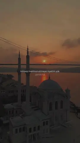 Ben artık kimsenin gönlünü değil, Rabbimin rızasını kazanmaya çalışıyorum. Bir noktadan sonra insan anlıyor… Herkesi memnun etmeye çalışmanın, herkese yetişmeye uğraşmanın bir sonu yok. Ne yaparsan yap, birileri hep eksik, birileri hep memnuniyetsiz kalıyor. Ve işte o zaman fark ediyorsun: Bu dünyanın terazisi adaletli değil. Sen ne kadar iyi olursan ol, herkes kendi gözlüğünden bakıyor sana. O yüzden artık kimseyi memnun etmeye niyetim yok. Memnun olan olur, olmayan olmaz. Ben kimseden bir şey beklemiyorum. Çünkü bu dünya sahnesinde kim ne derse desin, perde kapanınca hesap yalnızca Allah’a verilecek. Ben gözümü oraya diktim. Kalbimi, niyetimi, gayretimi O’nun rızasına çevirdim. Gerisi — rüzgârın savurduğu toz kadar bile umurumda değil. Rabbim kalbimi kırmasın yeter, insanların ne dediği hiç mühim değil. 🌙 . . . #k#keşfeti#imant#tevekkül#dua sabır 