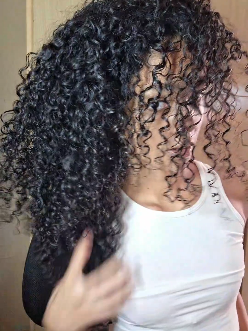 minha finalização rápida de cinco minutos🩷. Usei o Ativador de Cachos e Mel modelador da @Alphahall Cosméticos (Link na bio + CUPOM)!!. Caso estejam curiosas a marcara que eu usei no vídeo é a máscara de hydro gel da VT Cosmetics, tbem deixei o link na bio. #finalização  #finalizacaorapida  #cabelocacheado  #foryou  #finalizacaodecachos 