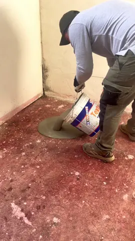 Si querí dejar el suelo lisito como espejo 🪞, el secreto está en el 👉🏼 autonivelante weberfloor SL 👈🏼 de alto rendimiento de @sgwebercl  Si quieres un suelo con superficie lisa, uniforme sin necesidad de mucho esfuerzo este producto es para ti... su fórmula está diseñada para ser fácil!! FÁCIL de mezclar > FÁCIL de aplicar y es compatible con diferentes superficies, hormigón, cerámicas, radier, concreto, losas, versátil en diferentes proyectos.  Encuentra este y otros productos en 🔗: www.cl.weber