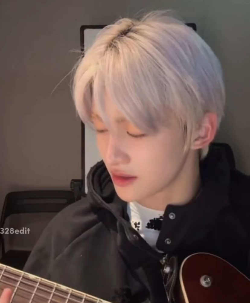 jihoon playing guitar & piano in his wlive #tws #투어스 #jihoon #hanjihoon #한지훈 