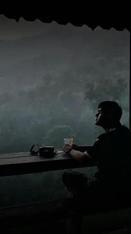 وماذا عن شاب في العشرينات يحمل على كتفيه مسؤوليات أكبر من عمره . . . . . . . . . #كلمات #عبارات #اقوال #اقتباسات 