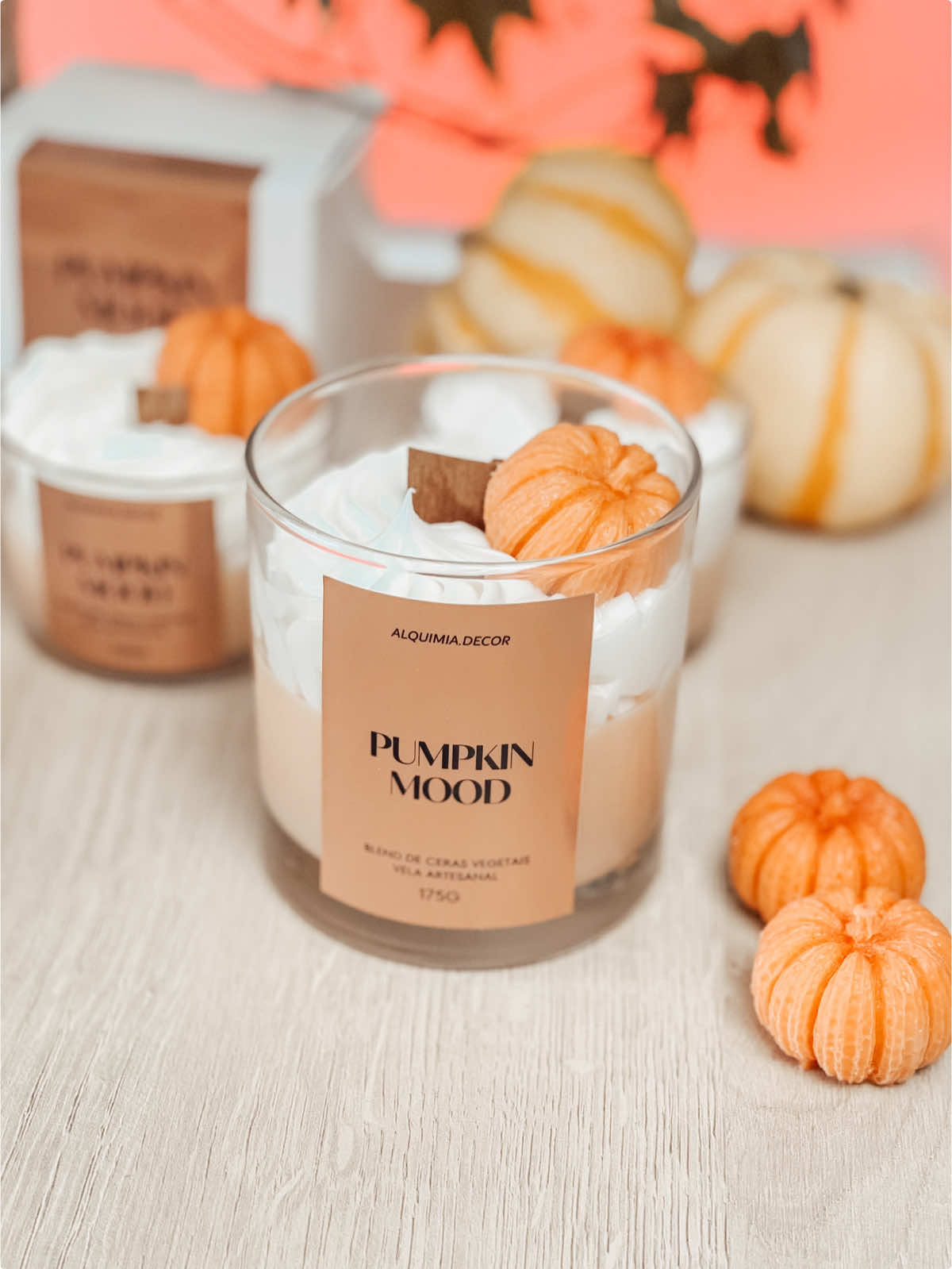 Vela de Halloween com aroma de criação no ar… Hoje a criação foi com uma das minhas ceras preferidas da Ponto Química, usamos ela pra dar vida a essa vela de abóbora cheia de personalidade e aroma envolvente. ✨ Se você também quer testar, pode usar o cupom jornada05 no site da Ponto Química: https://www.pontoquimica.com.br/ Agora me conta, o que achou desta vela?  O que mais vocês gostariam de ver por aqui? 🔥 Aproveita que a Black November já começou por aqui... As vagas pro curso estão abertas até o final do mês 💙 #velasartesanais #veladehalloween #jornadadosaromas #pontoquimica #blacknovember    